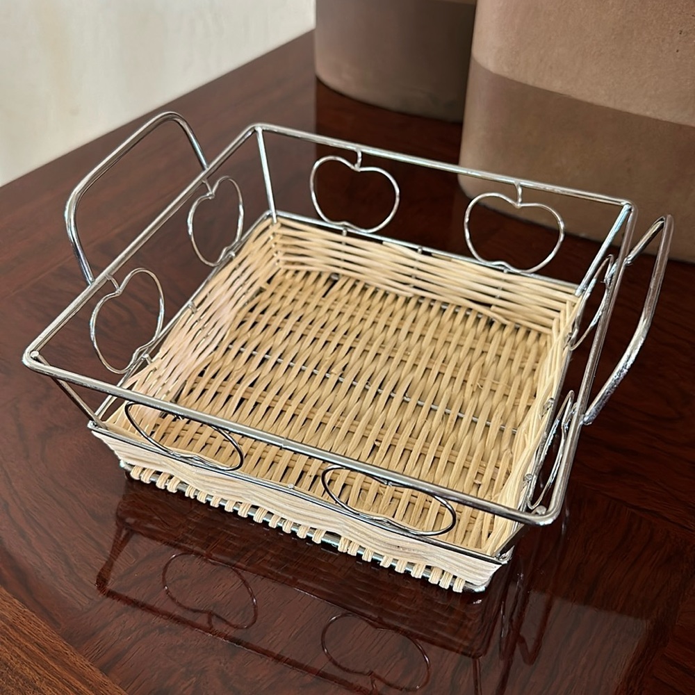 Wire Basket with Apple design 6”x6” *NEW*
